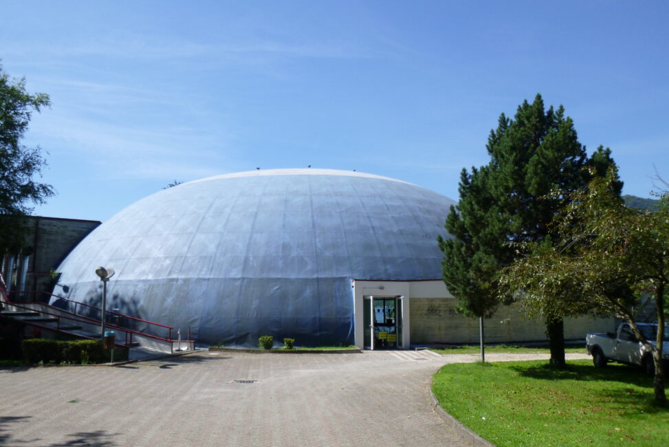 Centro Sportivo Omegna. Das Schwimm-Ufo.